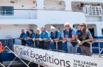 A equipe de guias da Quark expeditions nos espera na entrada do Sea Spirit, no porto de Buenos Aires, na Argentina (foto de Vladimir Seliverstov)